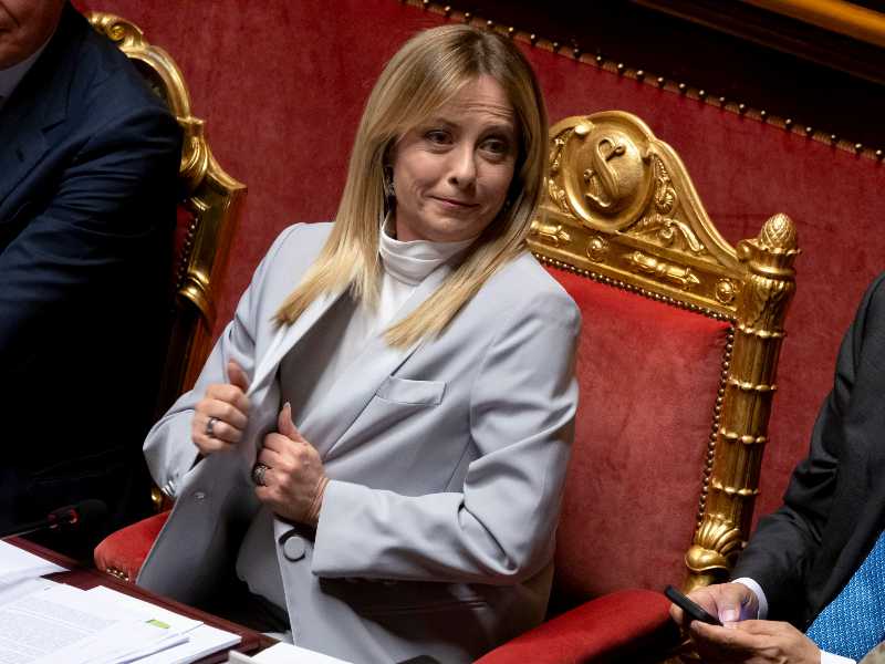 "Meloni l'anti Starmer d'Europa". L'Inghilterra vede la premier italiana come modello di stabilità