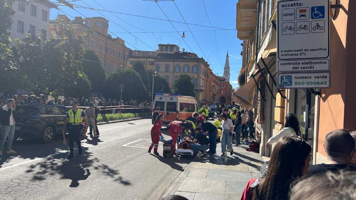 Immagine di A Modena un automobilista travolge una decina di persone in centro