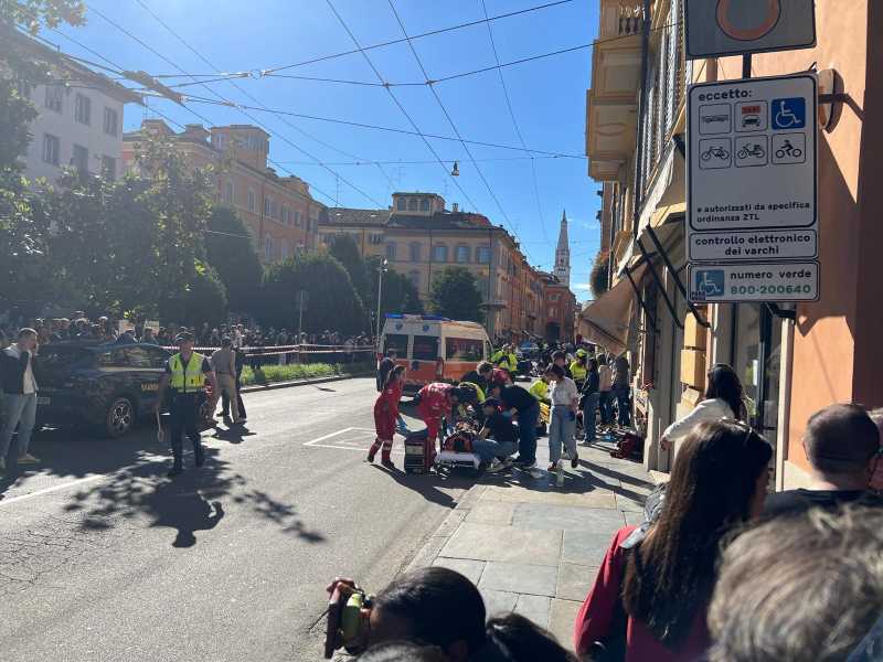 A Modena un automobilista travolge una decina di persone in centro