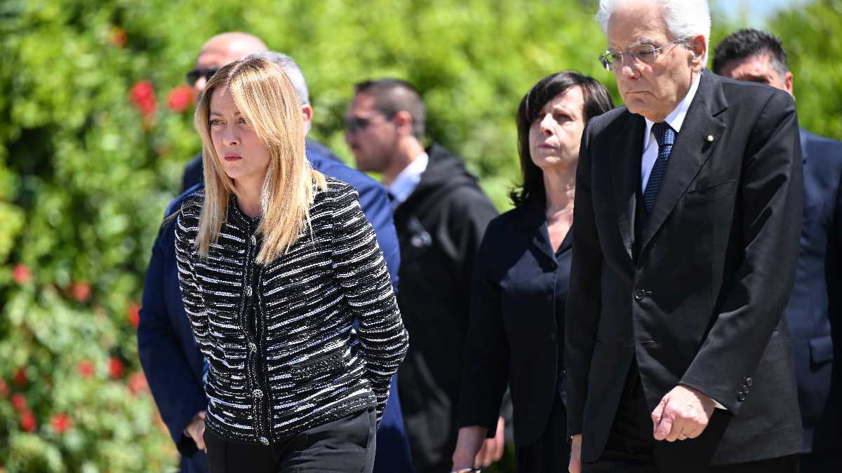 Immagine di Mattarella e Meloni a Modena e Bologna per incontrare i feriti. Applausi per l'uomo che ha fermato El Koudri