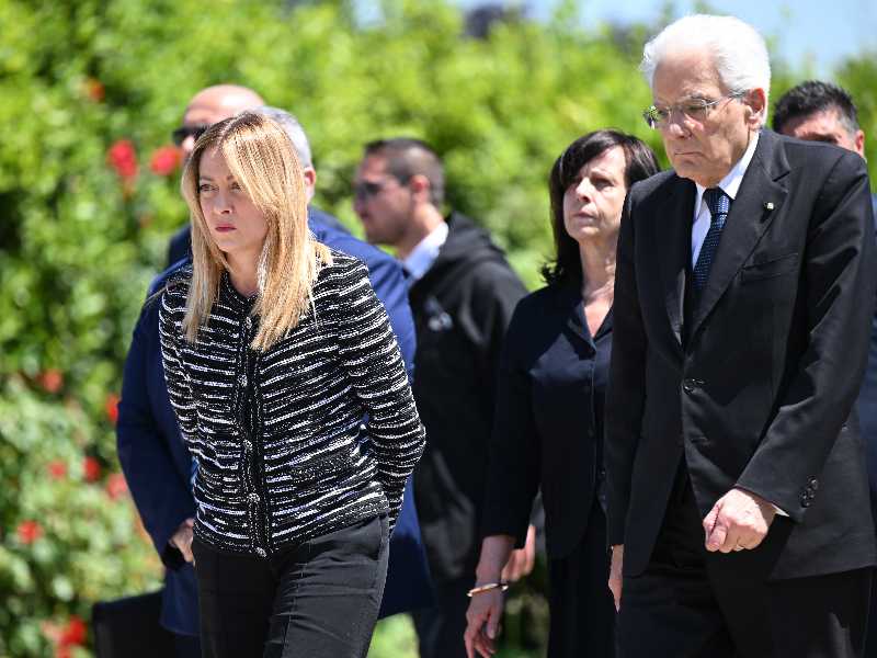 Mattarella e Meloni a Modena e Bologna per incontrare i feriti. Applausi per l'uomo che ha fermato El Koudri