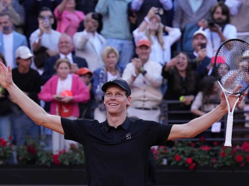 Jannik Sinner festeggia la vittoria degli Internazionali di Roma (foto Alfredo Falcone per LaPresse)