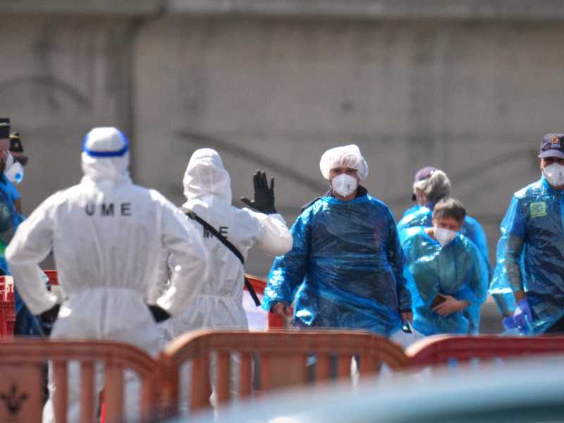 Passeggeri della nave da crociera MV Hondius sbarcati nei giorni scorsi nel porto di Granadilla, a Tenerife (foto Ap/LaPresse)