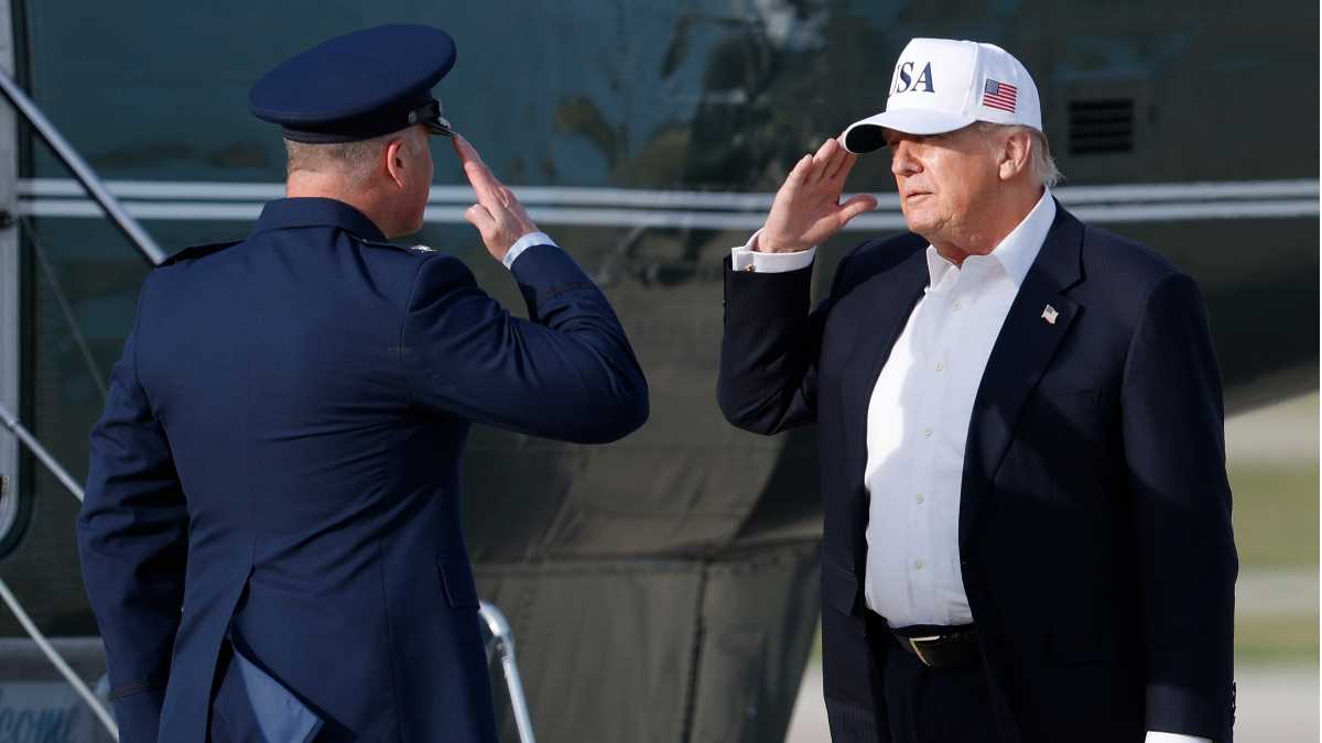 Immagine di Trump rimanda ancora l'attacco all'Iran