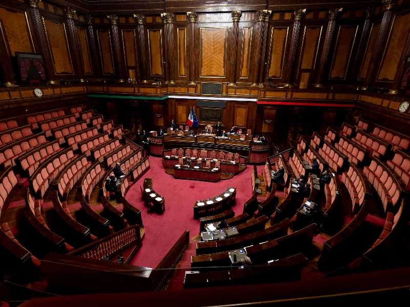 Nessuna revisione dell'obiettivo del 5 per cento di spesa per la difesa. La maggioranza corregge la mozione