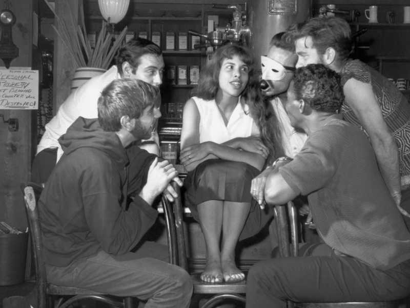 Un gruppo di Beatnik al Gasligh Coffee Shop, nel Village (Getty)