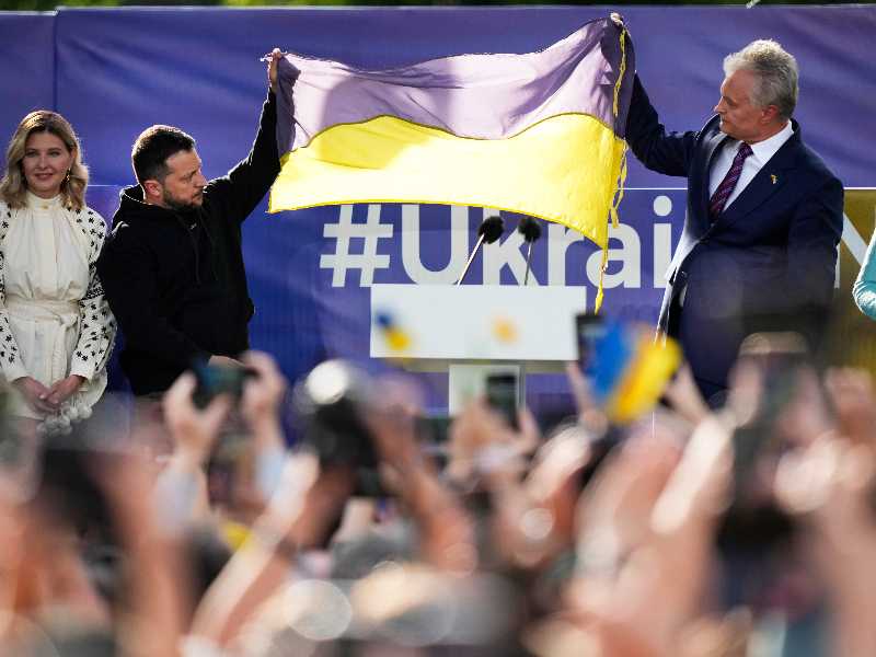 Zelensky e la moglie al Summit Nato in Lettonia (LaPresse)