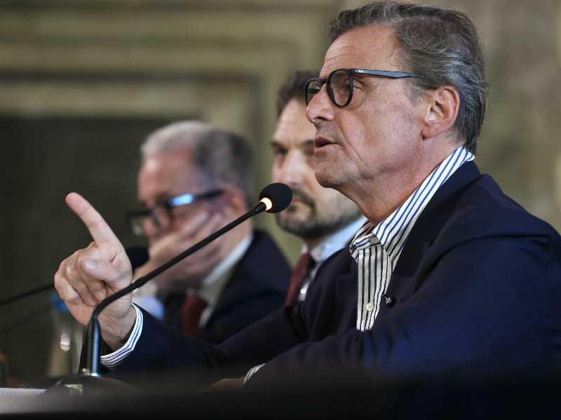 Calenda: "Non vado a destra perché sono pippe!"