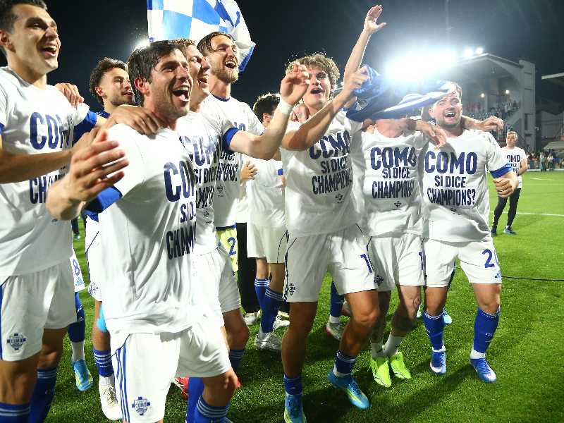 I giocatori del Como festeggiano la qualificazione alla Champions League (foto di Alberto Mariani per LaPresse)