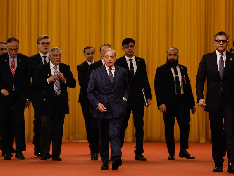 Il primo ministro pachistano Shehbaz Sharif arriva all'incontro con il presidente cinese Xi Jinping, ieri a Pechino
