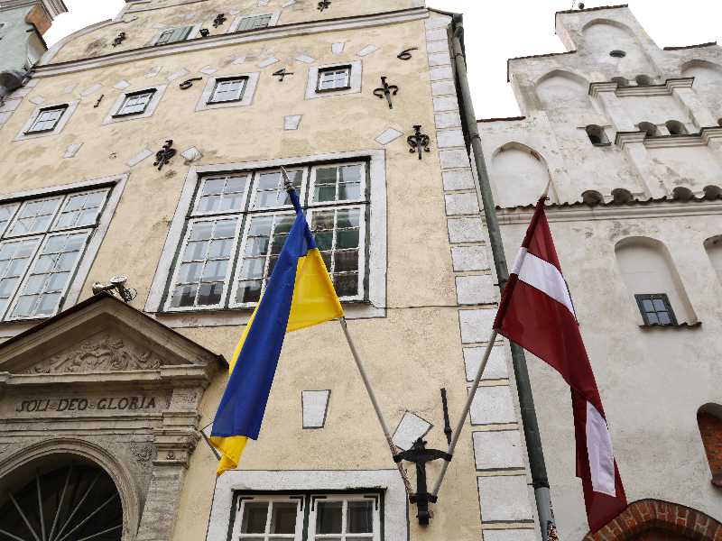Bandiera ucraina e lettone nel centro storico di Riga, in Lettonia, il 18 maggio 2026 (Adam Berry/Getty Images)