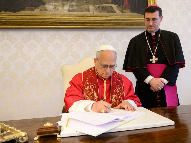 Papa Leone XIV durante la firma Enciclica "Magnifica Humanitas" (Vatican Media/LaPresse)