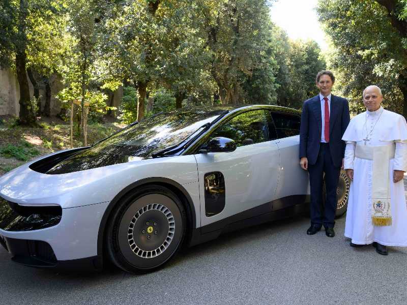 John Elkann presenta la Ferrari Luce a Papa Leone (foto Ansa)