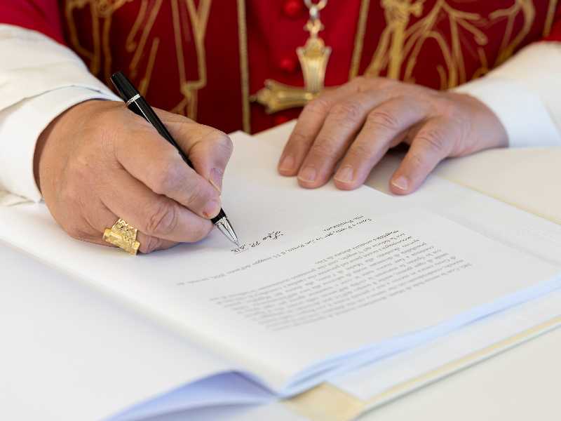 Papa Leone XIV firma l'enciclica Magnifica Humanitas