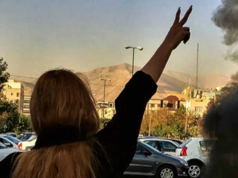 Un velo in pugno contro la guerra del regime sui corpi delle iraniane