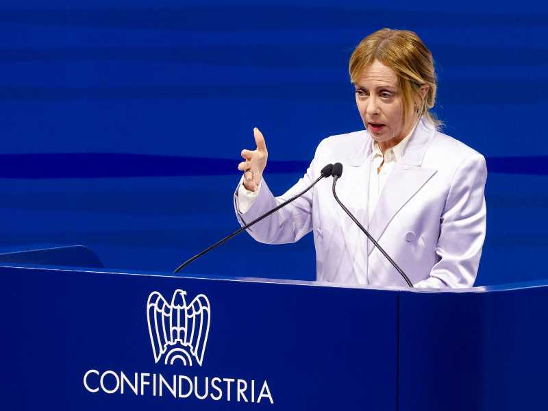 Meloni a stella: la Confindustria la acclama, Schlein e Conte assenti. Viaggio