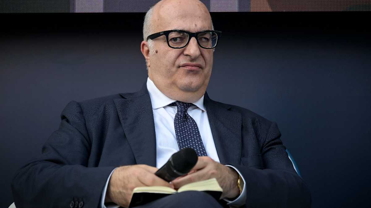 Immagine di Il giornalista Mario Sechi sotto tutela dopo le minacce dagli anarchici. Meloni: "Condanna verso l'odio politico"