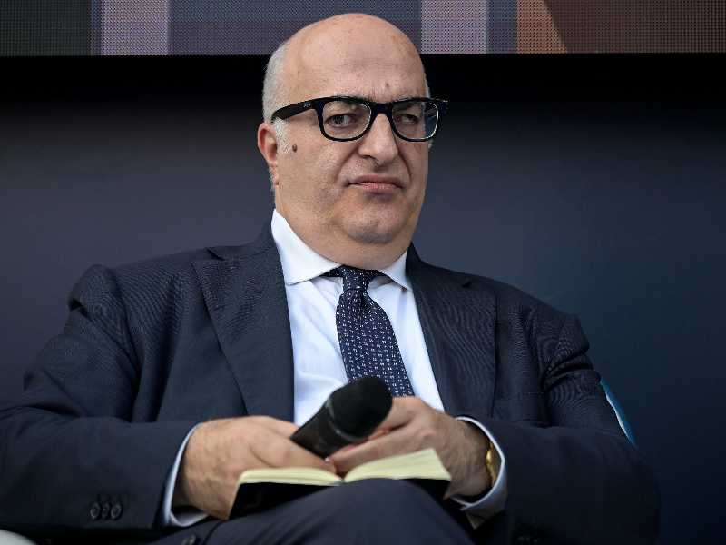 Il giornalista Mario Sechi sotto tutela dopo le minacce dagli anarchici. Meloni: "Condanna verso l'odio politico"