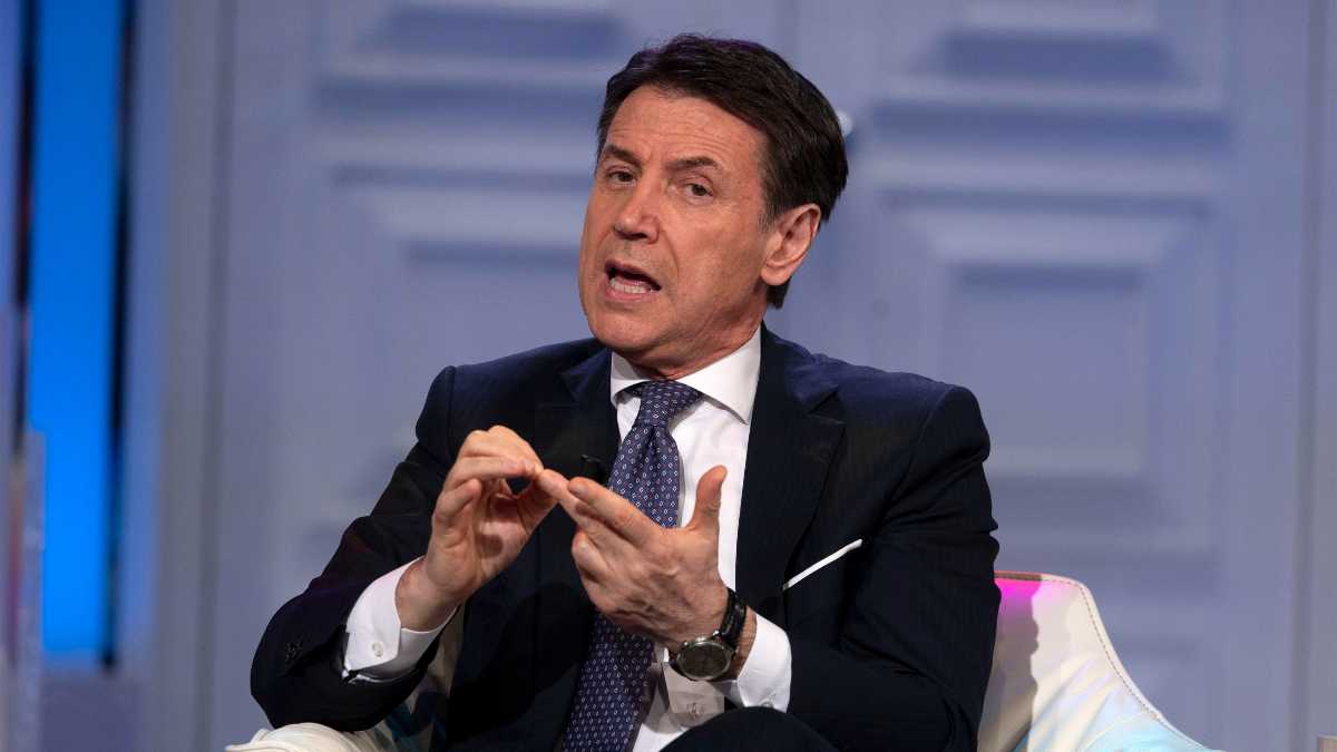 Immagine di Conte non vuole l'Ucraina nell'Ue, sventa un incidente, ma non risponde su Renzi