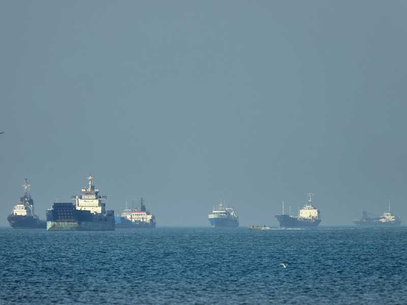 Gli Usa colpiscono un sito militare in Iran, Teheran apre il fuoco a Hormuz. Droni di Hezbollah su Israele