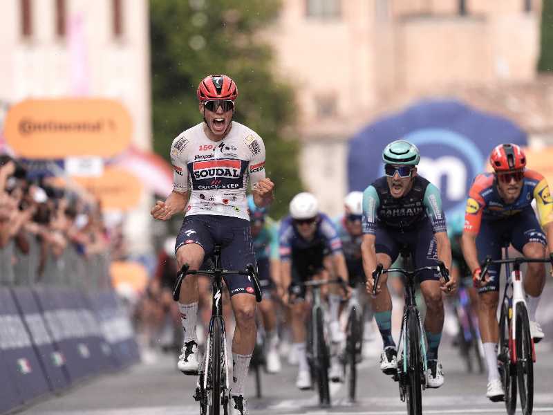 La vittoria di Magnier a Pieve di Soligo, sede d'arrivo della 18a tappa del Giro d'Italia 2026 (foto LaPresse)
