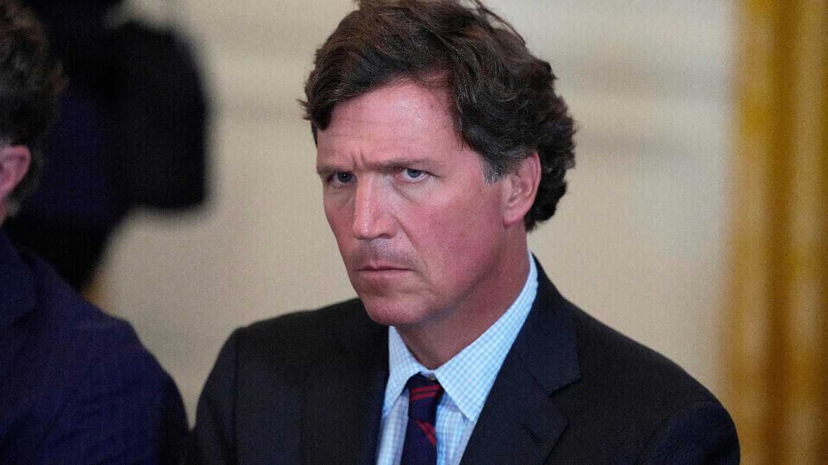Immagine di I nemici neri e rossi della democrazia liberale come elettrodi con cariche opposte