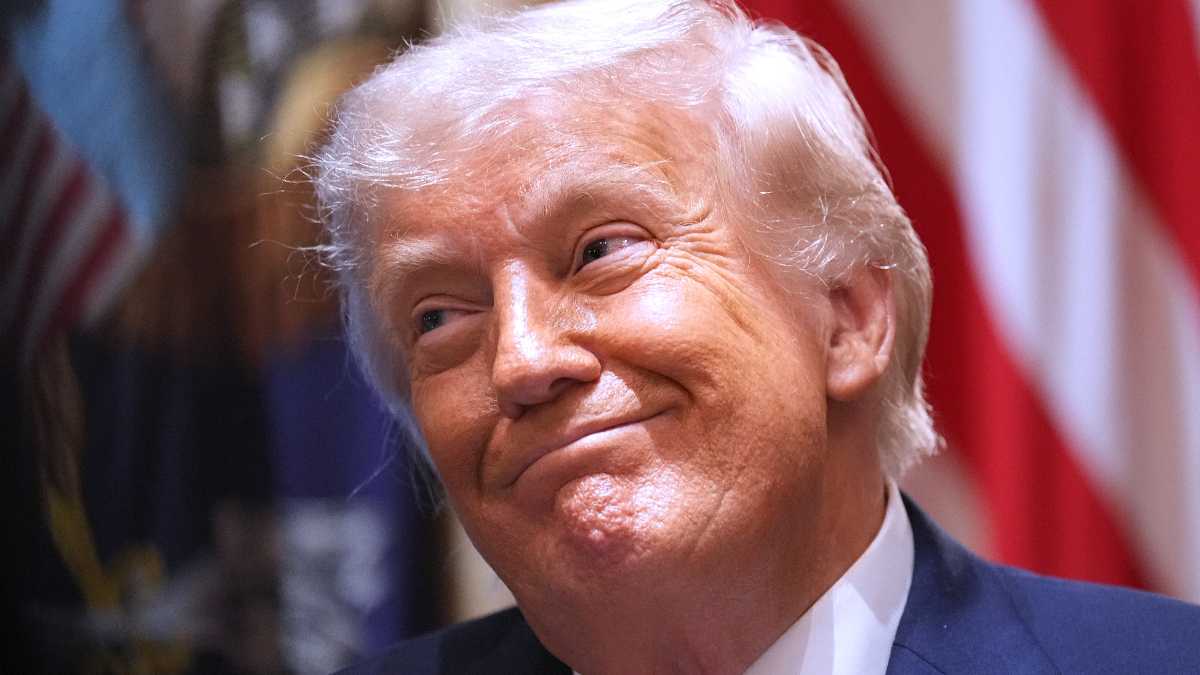 Immagine di Elephant Trump. Un bestione fuori controllo rinchiuso in una cristalleria: appena si muove, qualcosa va in pezzi
