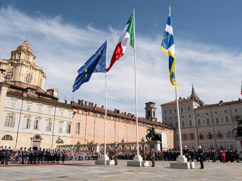 La cerimonia dell’alzabandiera per la Festa della Repubblica in Piazza Castello a Torino (LaPresse)