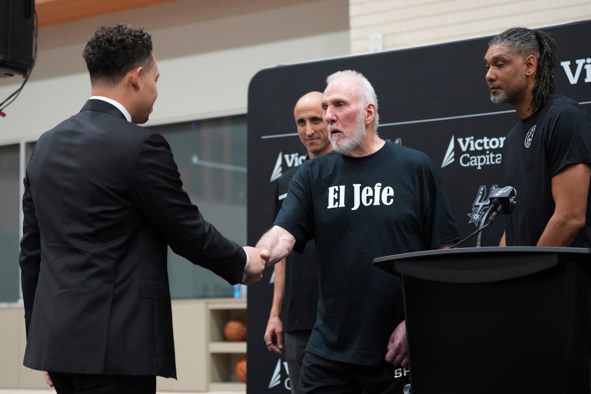 Con l'aiuto degli ex giocatori Manu Ginobili e Tim Duncan, Gregg Popovich presenta Mitch Johnson come nuovo head coach dei San Antonio Spurs (Foto LaPresse)