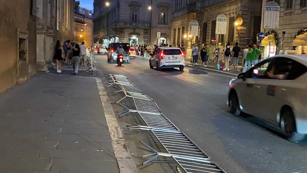 Immagine di Le transenne repubblicane rimangono anche dopo la parata del 2 giugno