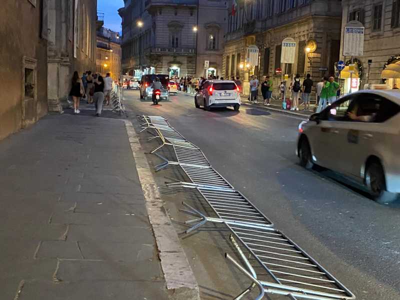 Le transenne repubblicane rimangono anche dopo la parata del 2 giugno