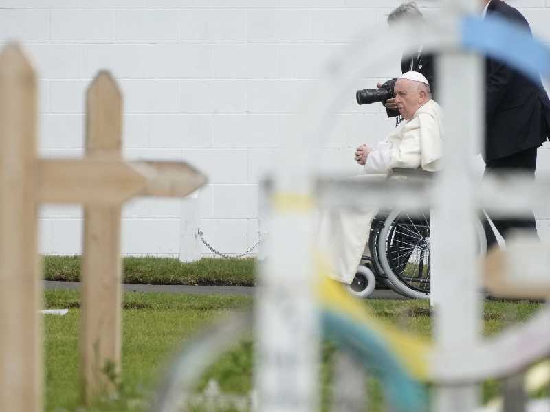 Papa Francesco durante il suo viaggio in Canada (Associated Press)