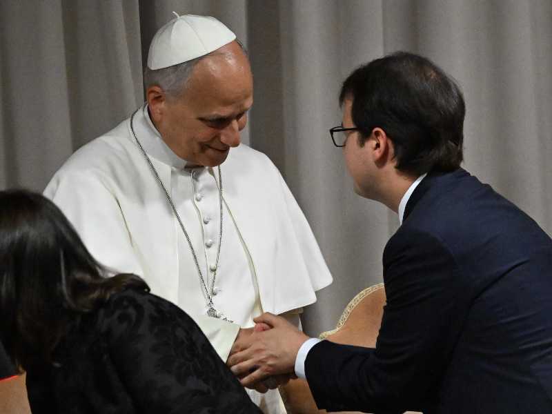 Pope Leo XIV e Christopher Olah, co-founder di Anthropic (foto ANSA)