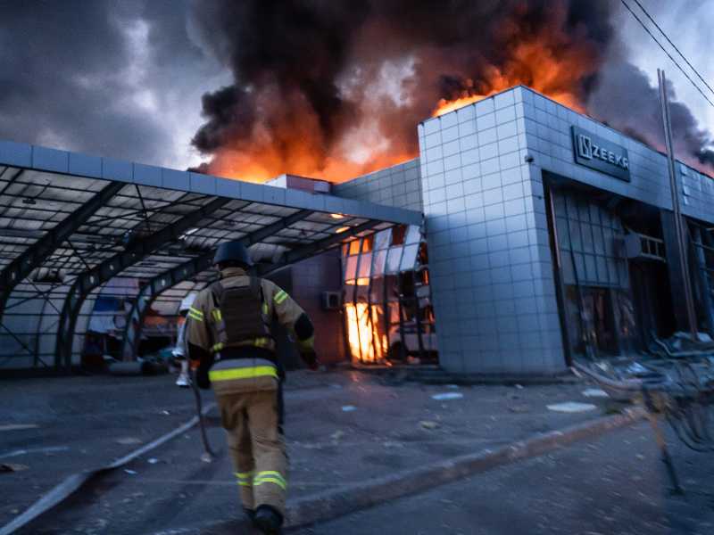 Kyiv, un vigile del fuoco ucraino corre per spegnere un incendio in un edificio danneggiato durante l'attacco missilistico e con droni russi del 2 giugno (Patryk Jaracz/SOPA Images/LightRocket via Getty Images)
