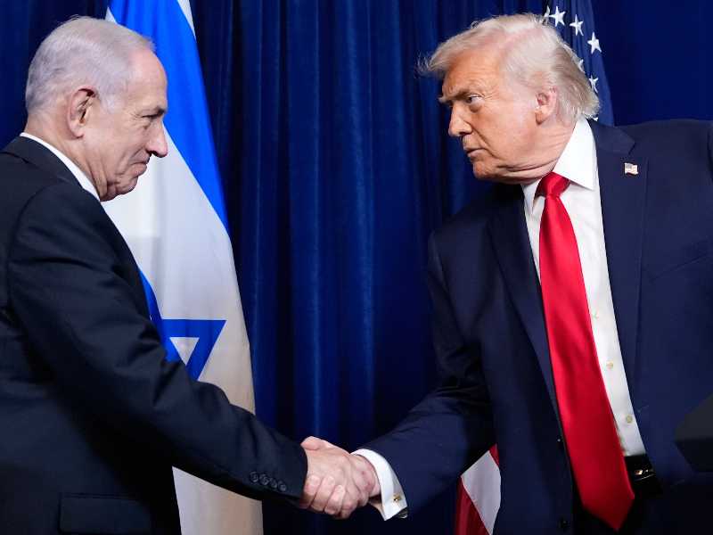 Il presidente americano Donald Trump stringe la mano al primo ministro israeliano Benjamin Netanyahu durante una conferenza stampa a Mar-a-Lago, il 29 dicembre 2025 (AP Photo/Alex Brandon)