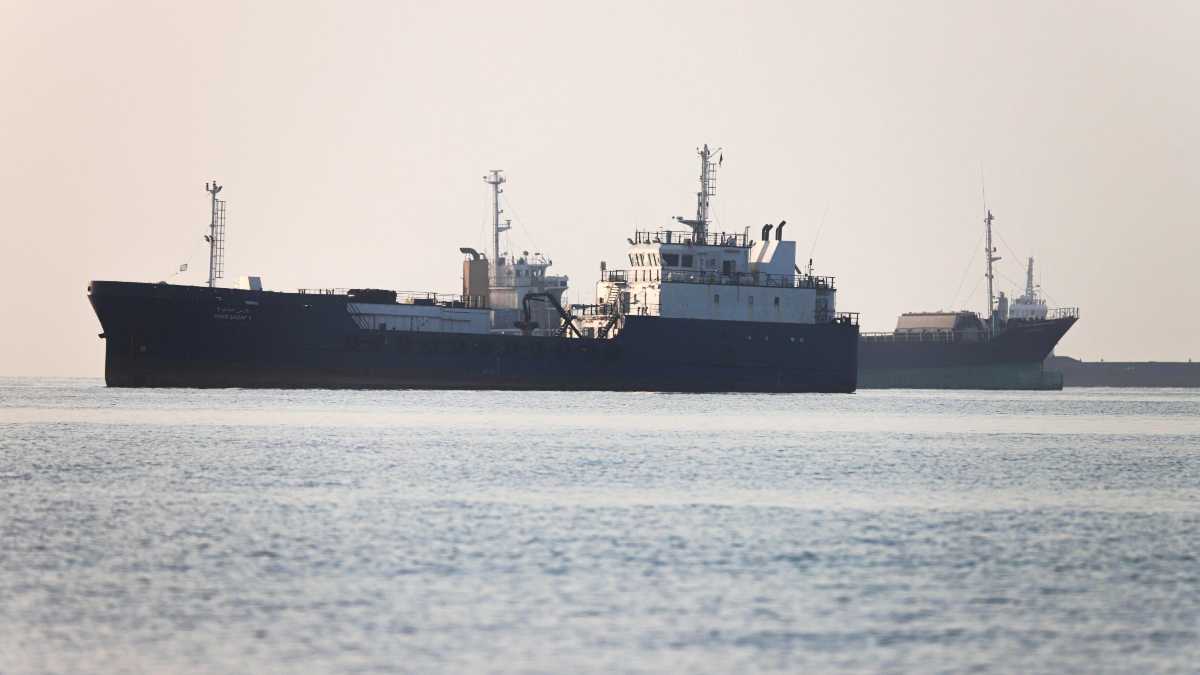 Immagine di Raid Usa sull'isola di Qeshm. L'Iran risponde contro le basi americane. In Kuwait colpito l'aeroporto: feriti e voli sospesi