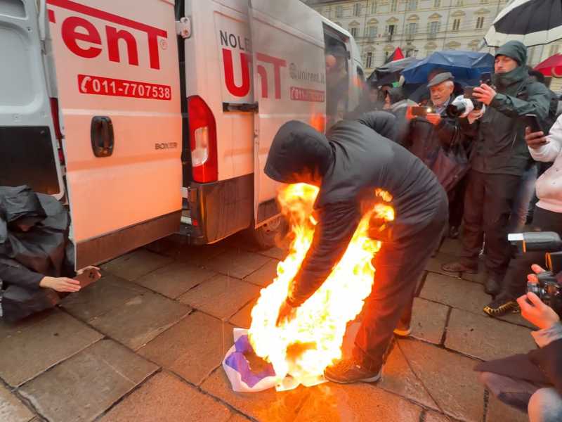 Una bandiera Israeliana viene bruciata durante il corteo pro Pal del 14 marzo 2026 a Torino (foto LaPresse)
