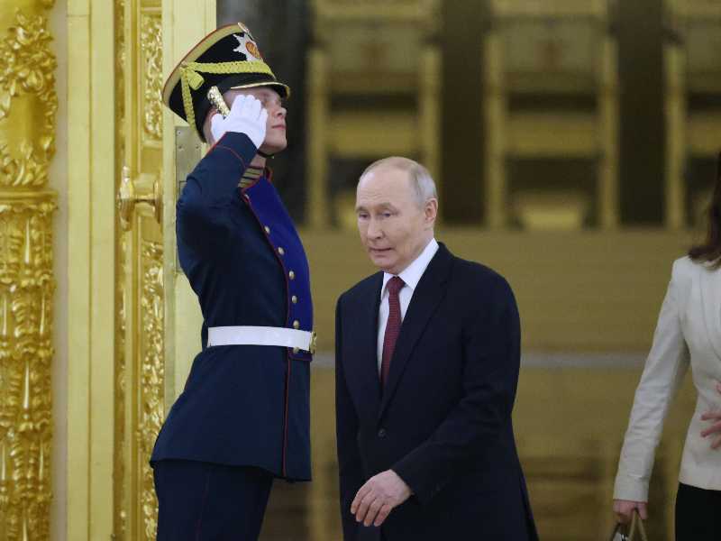 Il Forum di Putin a San Pietroburgo tra i raid dei droni ucraini