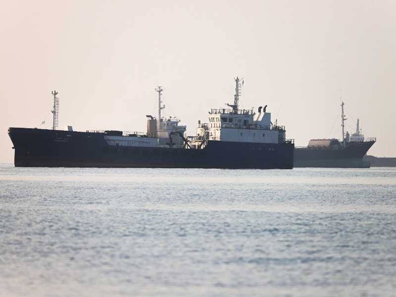 Raid Usa sull'isola di Qeshm. L'Iran risponde contro le basi americane. In Kuwait colpito l'aeroporto: feriti e voli sospesi