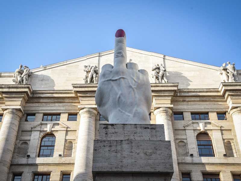 Il dito di Cattelan a Piazza Affari (foto Ansa)