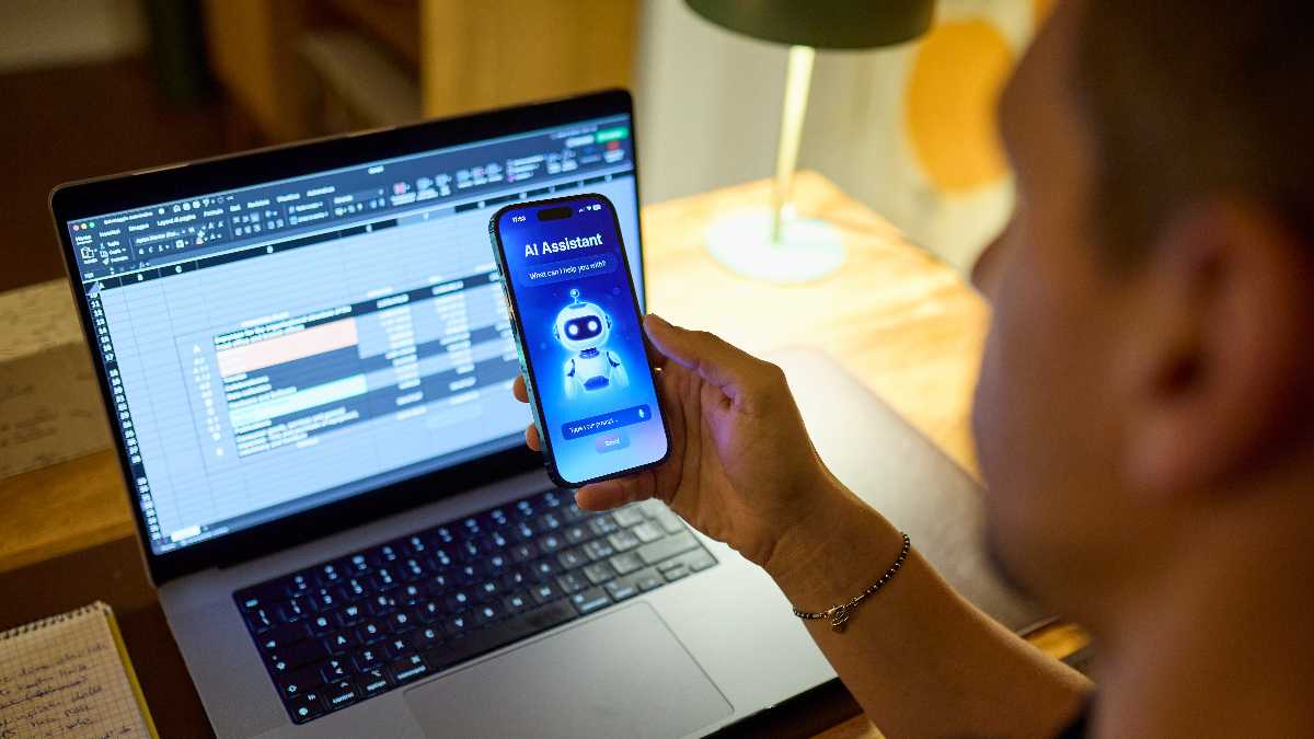 Immagine di Il rapporto fra teorie del complotto e intelligenza artificiale, con due chatbot