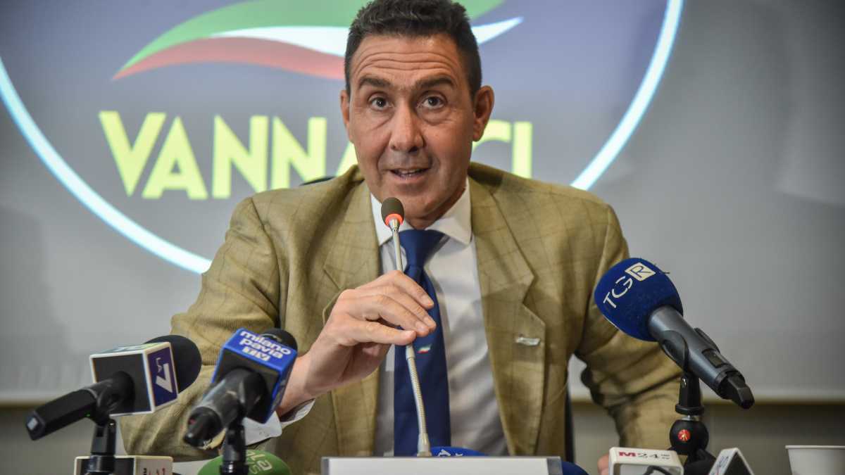 Immagine di Il Vannacci romano. Difende Pozzolo e aspetta altri quattro ingressi: lo show del generale all’Eur