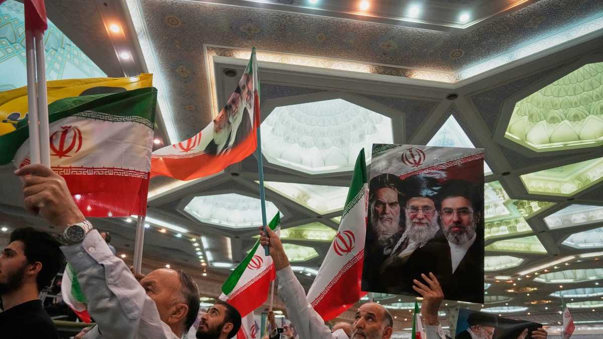Immagine di Khamenei manda messaggi da duro, ma guida da invisibile uno stato rivoluzionario in declino