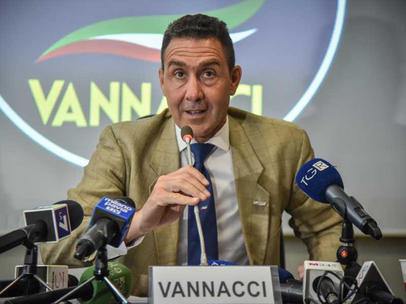 Il Vannacci romano. Difende Pozzolo e aspetta altri quattro ingressi: lo show del generale all’Eur