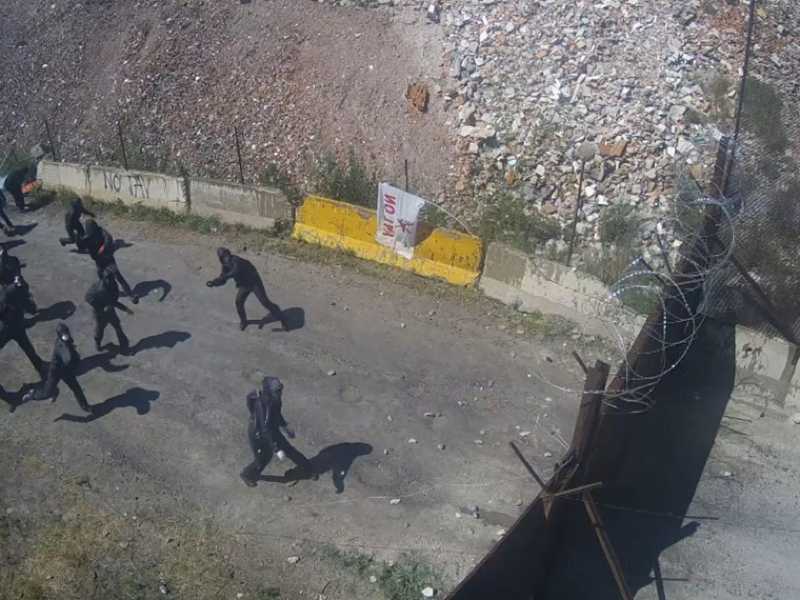 No Tav in azione in un cantiere della Val di Susa (foto Ansa)
