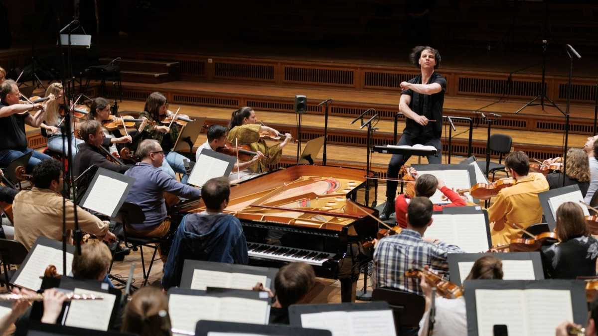 Immagine di Currentzis tra mistica della direzione d’orchestra e funambolismo pop