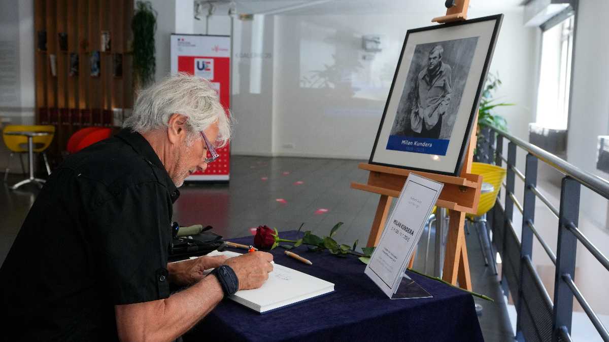 Immagine di "Scrivere, che strana idea! Vita di Milan Kundera", tra il riso e l’oblio