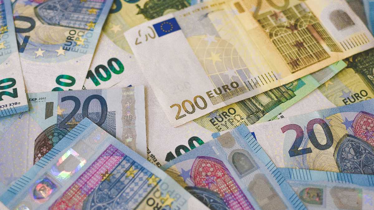 Immagine di Storia di un debito che non esiste (ma va comunque pagato)