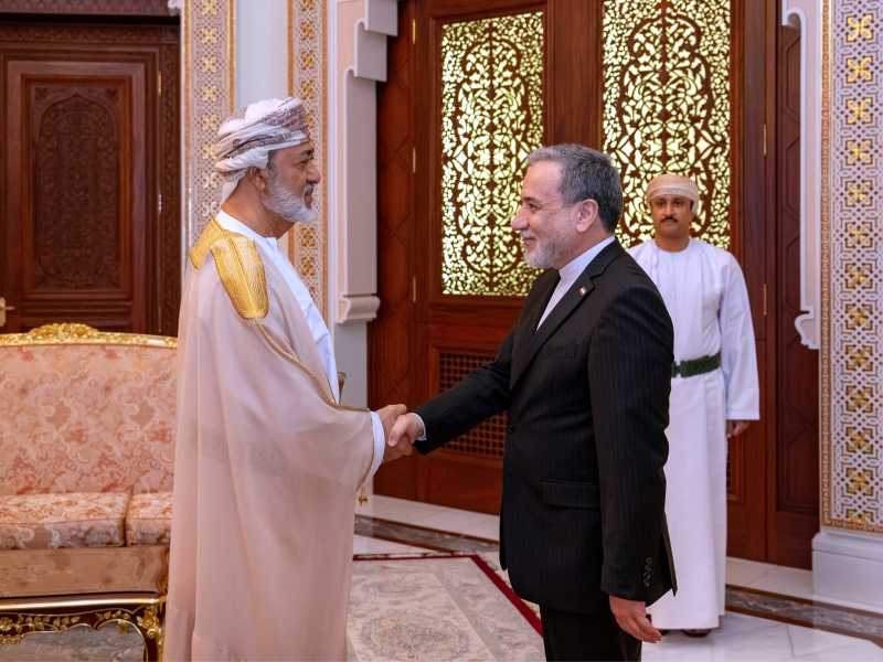 Il ministro degli Esteri iraniano Abbas Araghchi con il sultano dell'Oman Haitham bin Tariq a Muscat (LaPresse)