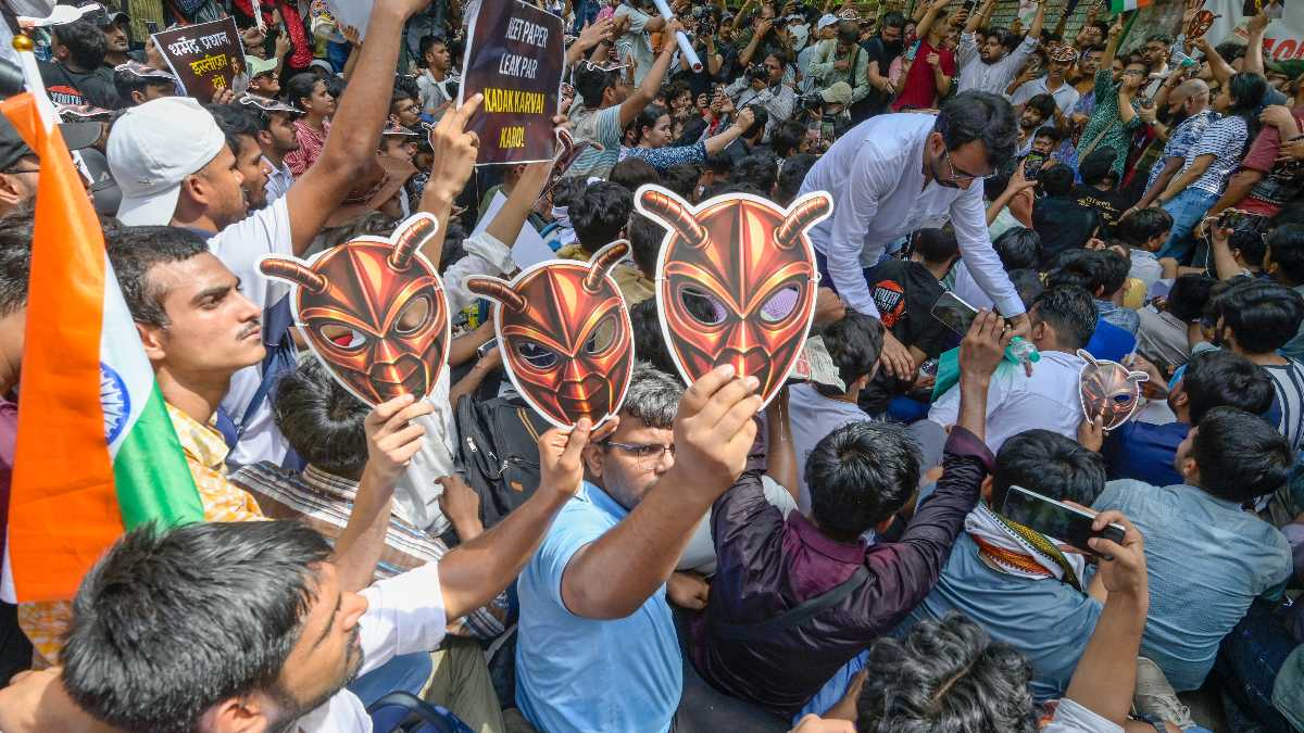 Immagine di Il modello "grillino" sbarca in India. Ecco il movimento degli "scarafaggi"